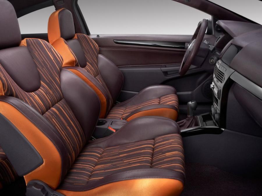 Интерьер Saturn Astra Tuner Concept 2007 года  (фото 2 из 3)